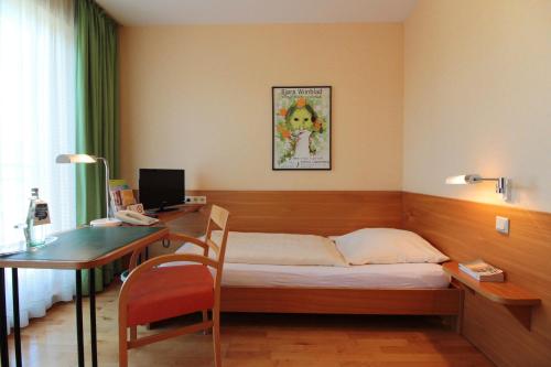 An der Persiluhr Stadt-gut-Hotel 5.7km von Hostedde entfernt