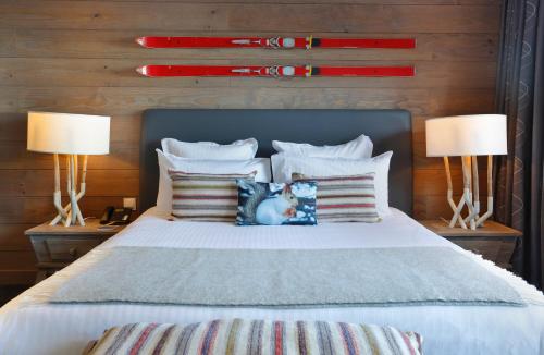 1 queen bed, 2 sofa beds