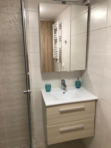 Goldcentral Gozsdu Apartment-Downtown Prime Location - image 10