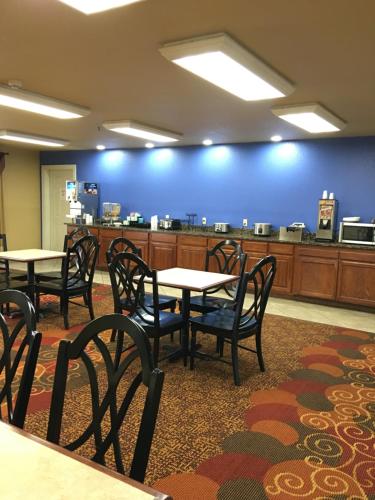 Econo Lodge Inn & Suites