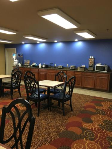 Econo Lodge Inn & Suites