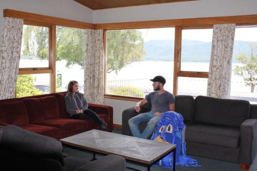 Shared lounge/TV area, Te Anau Lakefront Backpackers in Te Anau