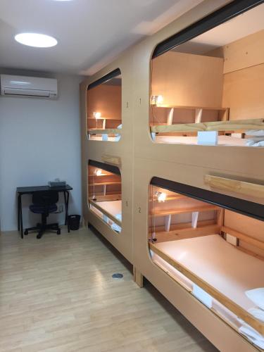 Våningssäng i sovsal för män  (Bunk Bed in Male Dormitory Room )