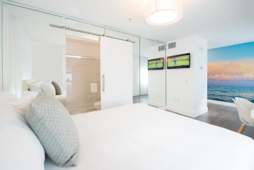 Deluxe King Room image 10