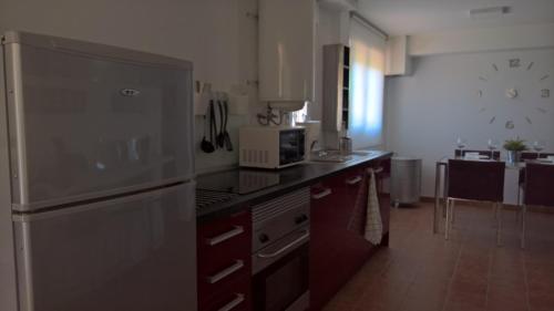 Konyha, loft con terraza y barbacoa in Lumpiaque