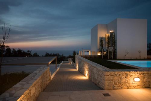 Deluxe Villa image 1