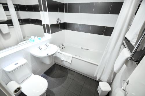 Bathroom, Alma Lodge Hotel in Manchester Airport