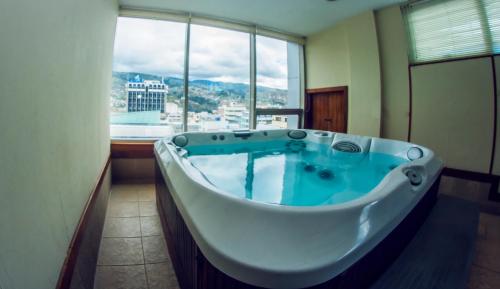Hot tub, Hotel Emperador in Ambato