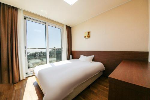Jungmun Oceanblue Hotel In Jeju Island Room Deals Photos - 