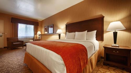 Best Western San Dimas Hotel & Suites Room Type - King Suite with Sofa Bed