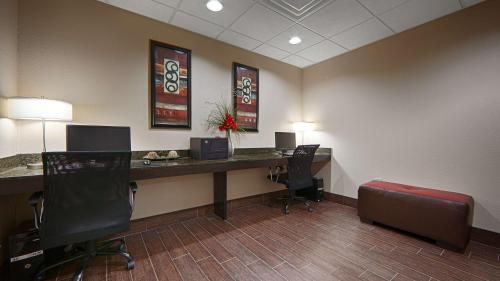 Best Western Plus Cushing Inn & Suites - image 3