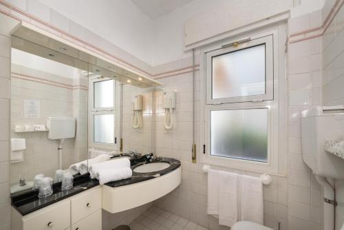 1 queen bed, 2 bunk beds