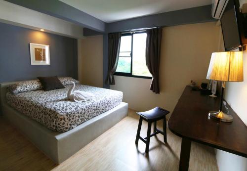 room detail thumbnail 2