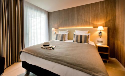 1 queen bed, 1 sofa bed