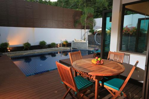 Naiharn Beach Villa