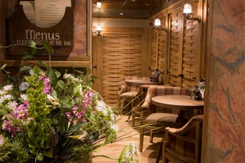 The Queen's Head Hotel - image 11