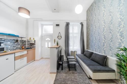 Barcsay Apartment - image 11