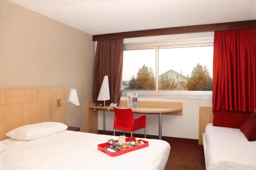 ibis Annemasse Ideally located in the Ambilly area, ibis Annemasse promises a relaxing and wonderful visit. The property offers a high standard of service and amenities to suit the individual needs of all travelers.