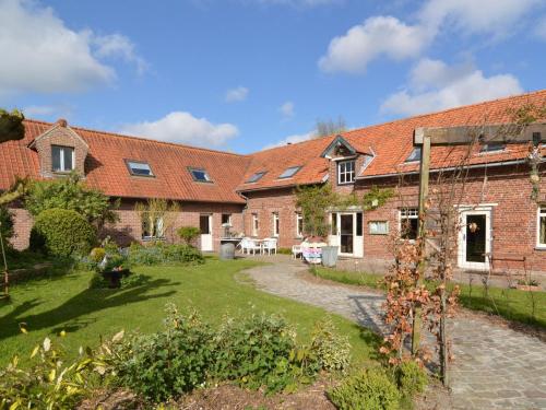 Cozy Holiday Home in Hondschoote with terrace gîte à louer Kruiske