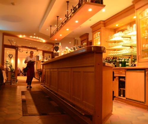 Restaurant, Hotel & Restaurant Kronenhof am Weser-Radweg in Oberweser