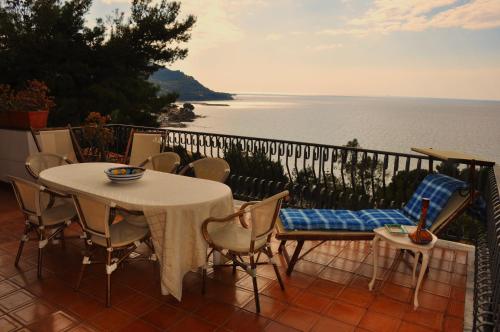 Villa Laura Sea View Apartments 2