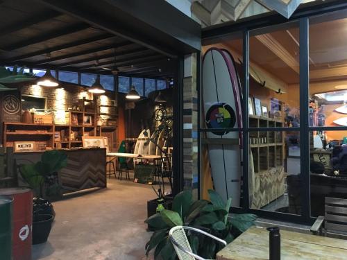 Shared lounge/TV area, DongHe Hostel & Surf Shop in Taitung