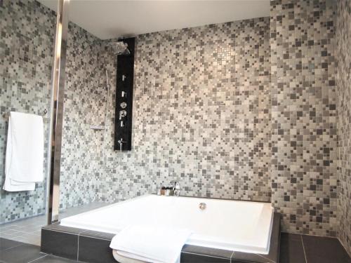 room detail thumbnail 2