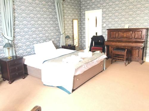 Cannon House Hotel Stop at Cannon House Hotel to discover the wonders of Rothesay. The property offers a high standard of service and amenities to suit the individual needs of all travelers. Service-minded staff will we