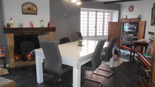 ห้องส่วนกลางสำหรับนั่งเล่น/ดูทีวี, Logis Hotel Restaurant des Voyageurs in ปงต์-เดอ-ซาลาร์