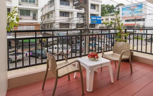 Deluxe Double Room with Balcony image 10