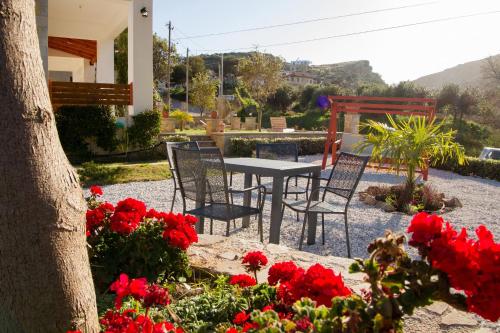 Agarathos Traditional Rooms with Pool