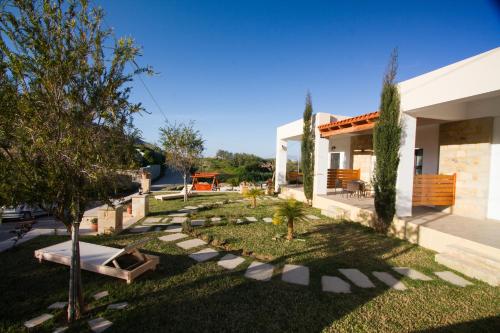 Agarathos Traditional Rooms with Pool