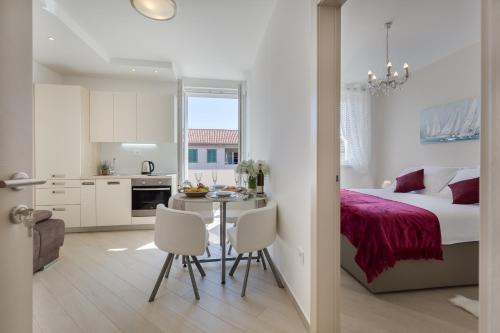 Central Boutique Apartments with balconies in walking distance to the sea Zadar 