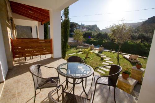 Agarathos Traditional Rooms with Pool