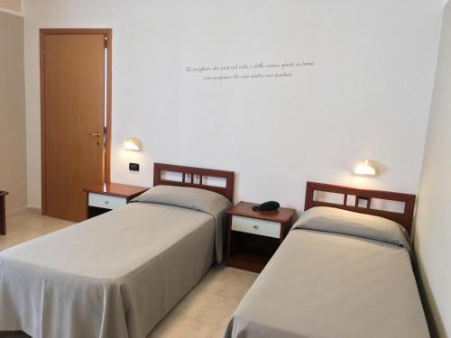 2 twin beds