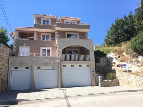 Comfort Two-Bedroom Apartment with Balcony