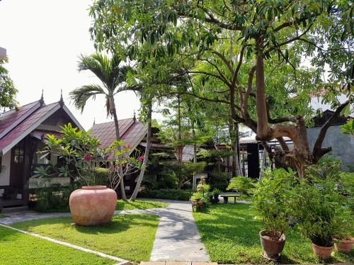 Niwas Ayutthaya Niwas Ayutthaya is conveniently located in the popular Tha Wa Su Kri area. The property offers a wide range of amenities and perks to ensure you have a great time. Service-minded staff will welcome an