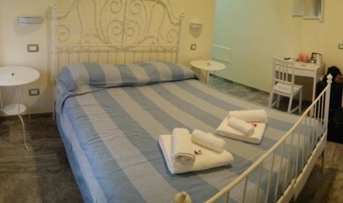 Double Room image 6