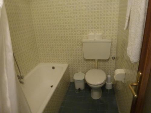 Single Room image 3