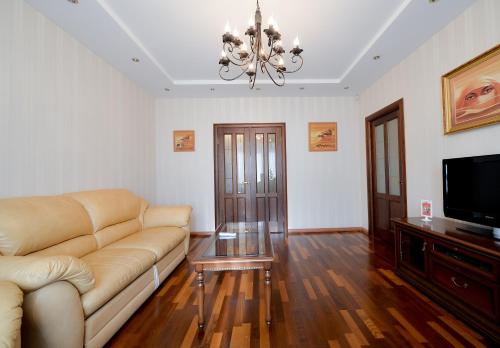 Five Stars Luxury Revolution square - image 2