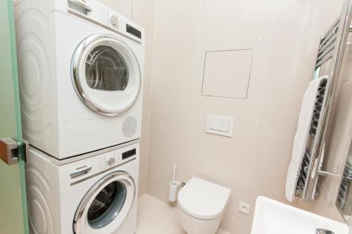 Two Connected Two-Bedroom Apartments (13 Adults) image 9