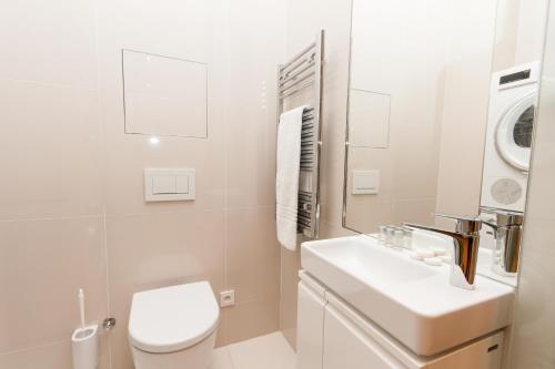 Two Connected Two-Bedroom Apartments (13 Adults) image 7
