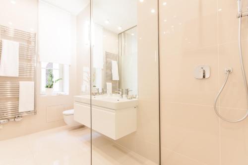 Two Connected Two-Bedroom Apartments (13 Adults) image 4