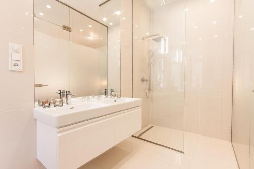 Two Connected Two-Bedroom Apartments (13 Adults) image 8