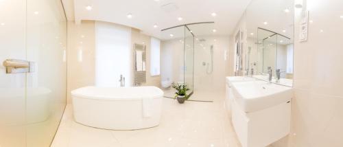 Five-Bedroom Apartment with Terrace image 9