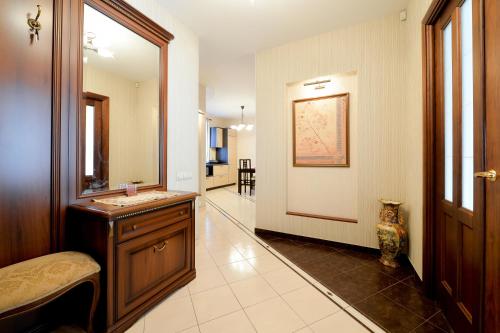 Five Stars Luxury Revolution square