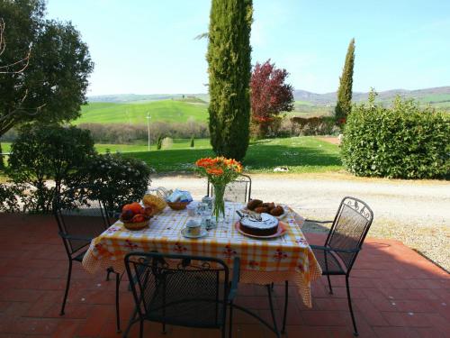 Modern Farmhouse in Pienza with Pool