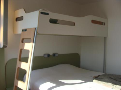 1 double bed, 1 bunk bed