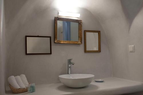 Olyra Traditional Cave Houses – Pyrgos, UT