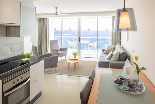 Pearly Grey Ocean Club Apartments & Suites - main image
